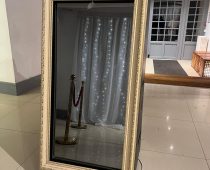 Location Miroir Photobooth événement avec accessoires photo et impressions instantanées