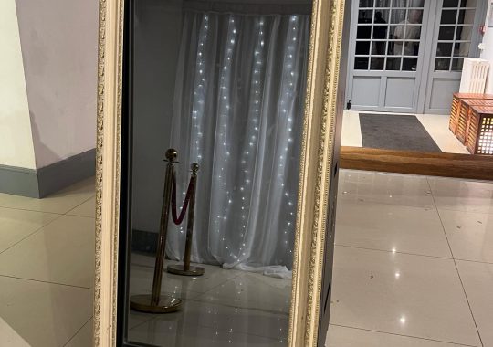 Location Miroir Photobooth événement avec accessoires photo et impressions instantanées